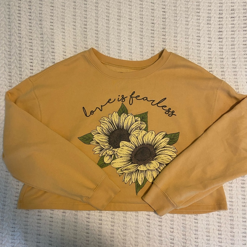 Long sleeve crop sweatshirt ‘love is fearless’